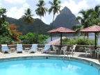 Strandhotel mit Pool und Blick auf die Pitons