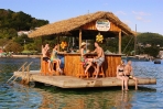 Young Island Resort, St. Vincent: Strandbar auf einer Platform im Meer