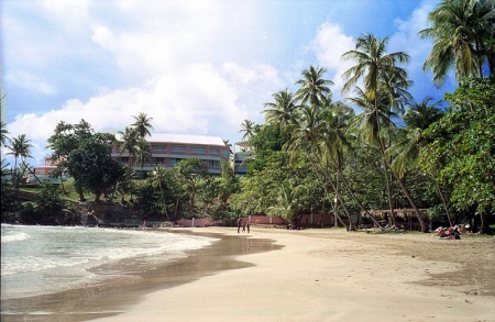 Blue Haven Hotel: the building seen from the beach