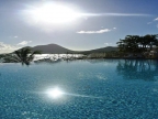 Diamant Beach Hotel: Pool und Blick auf Morne Larcher