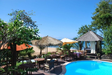 Tainos Cottages: pool and beach view